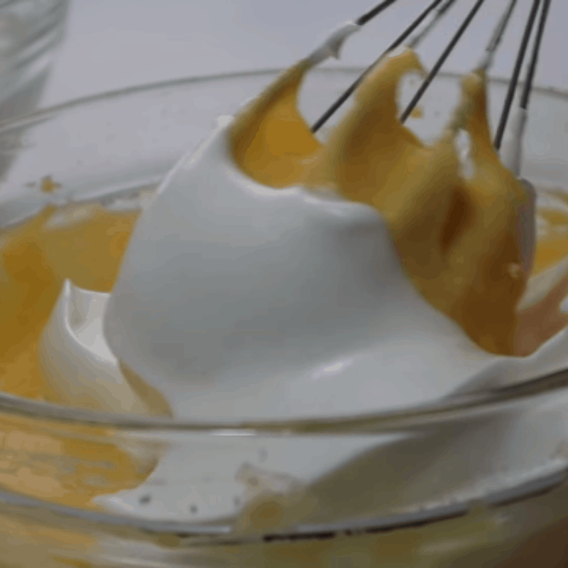 Bước 4 Trộn bột với lòng trắng trứng Bánh chiffon sữa chua chanh