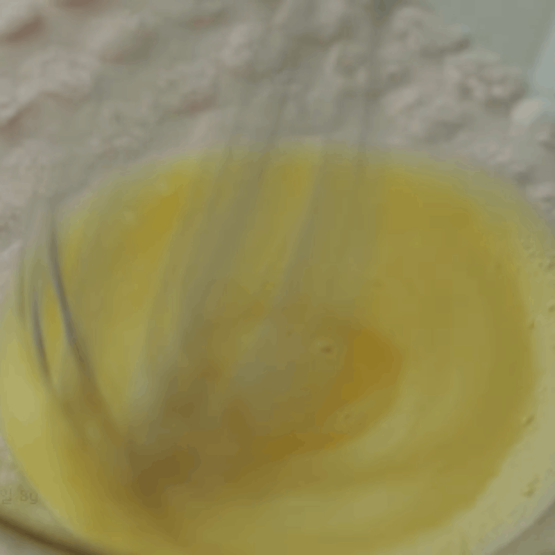 Bước 1 Trộn hỗn hợp trứng Bánh chuối cuộn dâu tây Nhật Bản