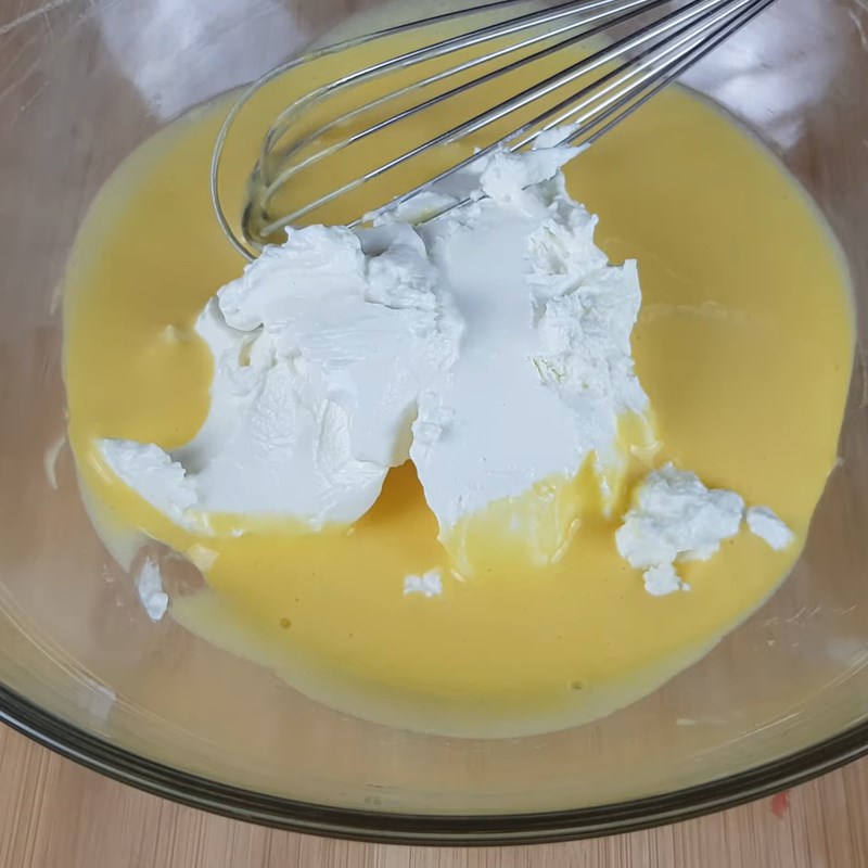 Bước 2 Trộn hỗn hợp trứng với phô mai Marcapone Bánh tiramisu xoài