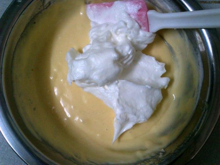 Bước 3 Trộn hỗn hợp Yogurt chiffon cupcake