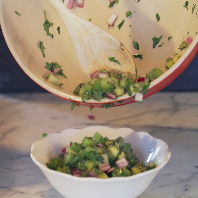 Bước 2 Trộn nguyên liệu Salad kiwi