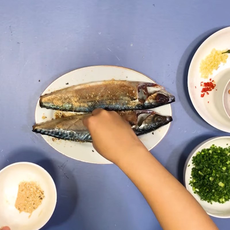 Bước 2 Ướp cá Cá sacha nướng giấy bạc mỡ hành