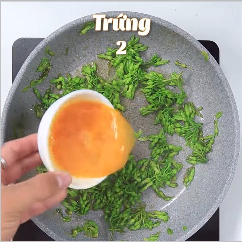 Bước 2 Xào bông thiên lý Bông lý xào trứng