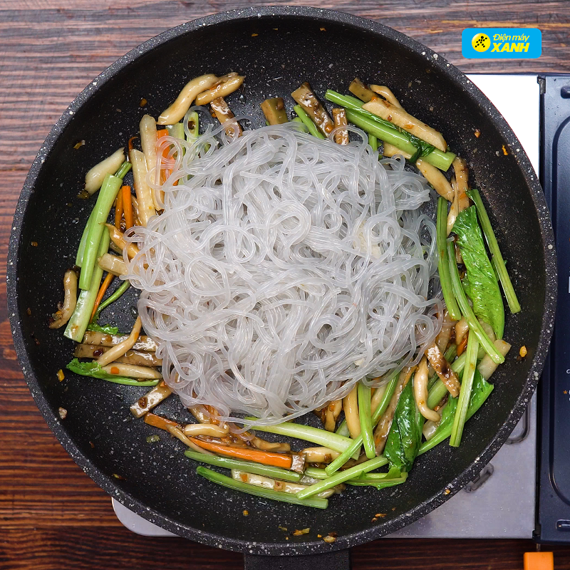 Bước 4 Xào miến Miến cua xào chay