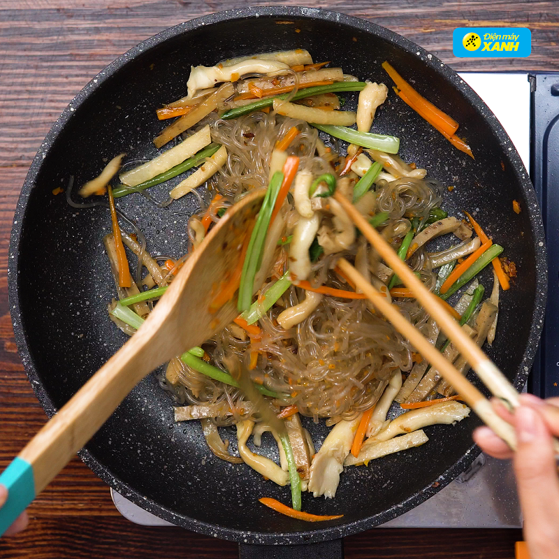 Bước 4 Xào miến Miến cua xào chay
