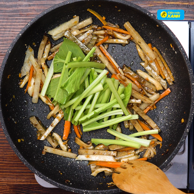 Bước 4 Xào miến Miến cua xào chay