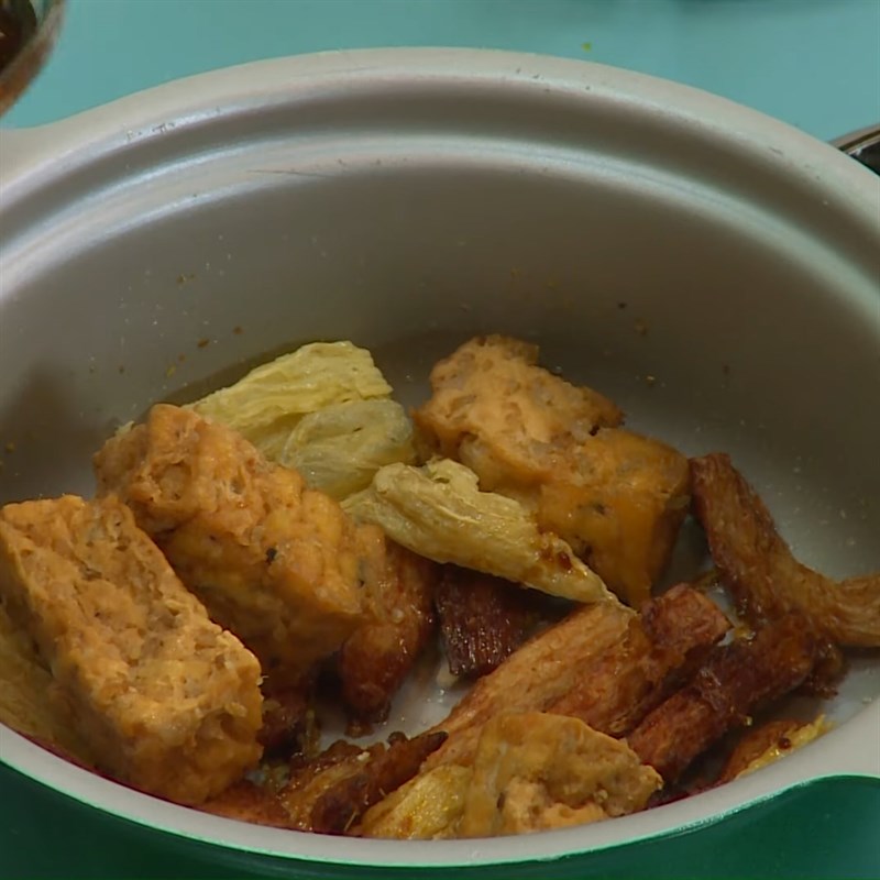 Bước 2 Xào nhân Bún gỏi già chay