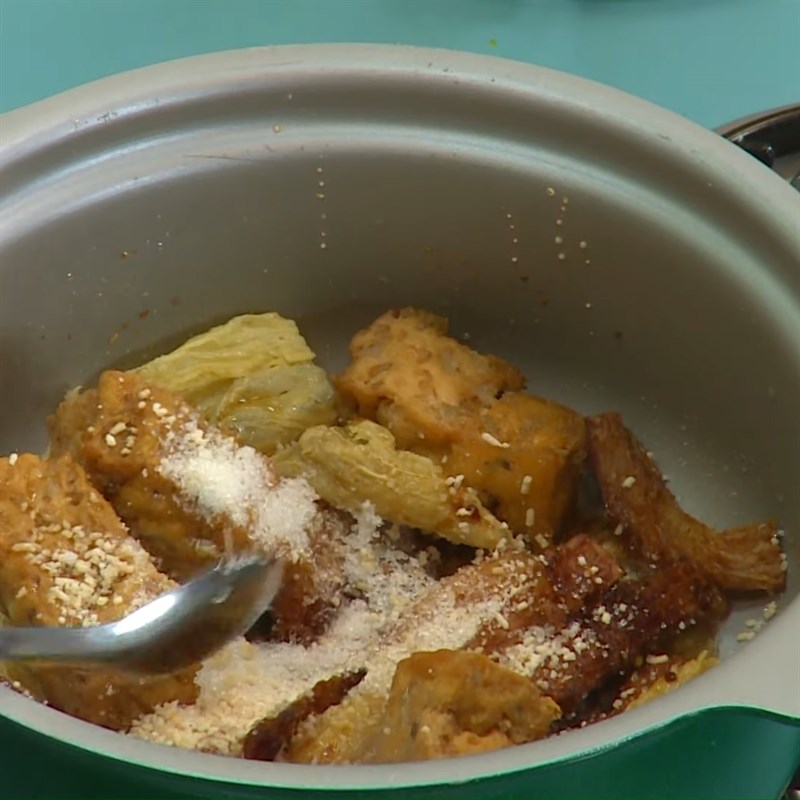 Bước 2 Xào nhân Bún gỏi già chay