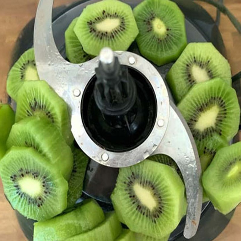 Bước 2 Xay sinh tố kiwi sữa chua Sinh tố kiwi sữa chua