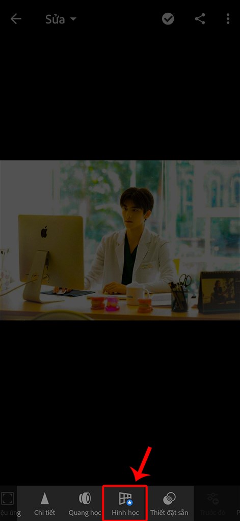 Bước 1: Chọn biểu tượng Hình học phía dưới cùng màn hình ứng dụng.