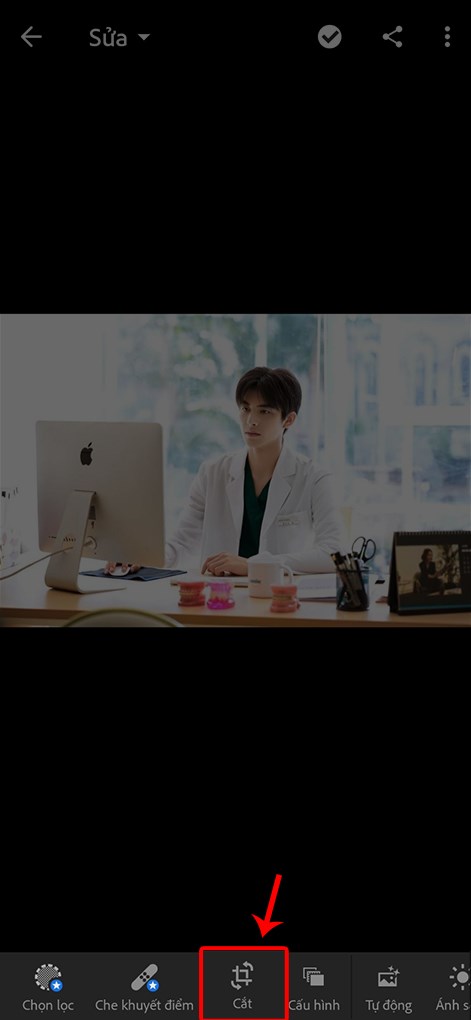 Chọn biểu tượng Cắt phía dưới cùng màn hình ứng dụng.