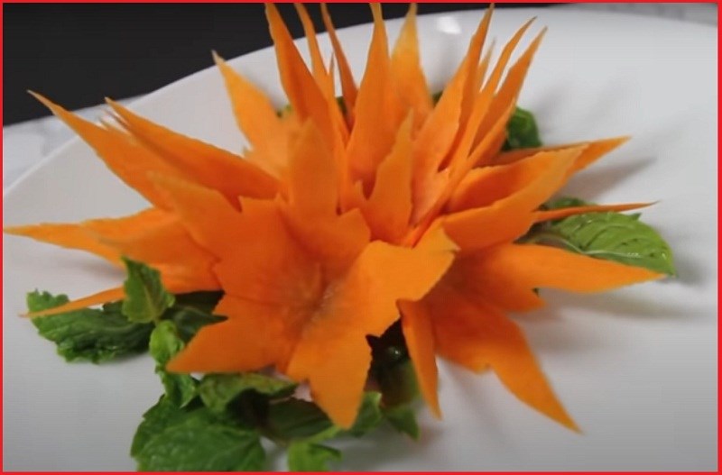 trang trí đĩa thức ăn bằng bông hoa ly cà rốt