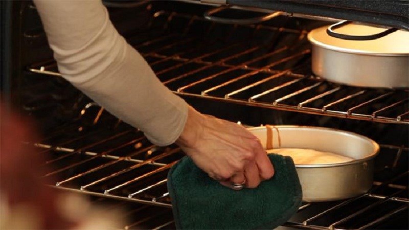 Việc xoay bánh đặc biệt quan trọng với lò nướng không đủ nóng