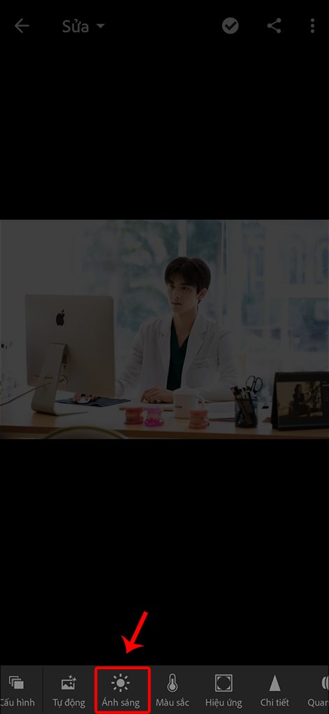 Chọn biểu tượng Ánh sáng phía dưới cùng màn hình ứng dụng