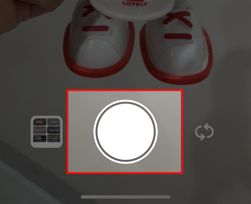 Nhấn vào nút chụp ảnh phía dưới màn hình.