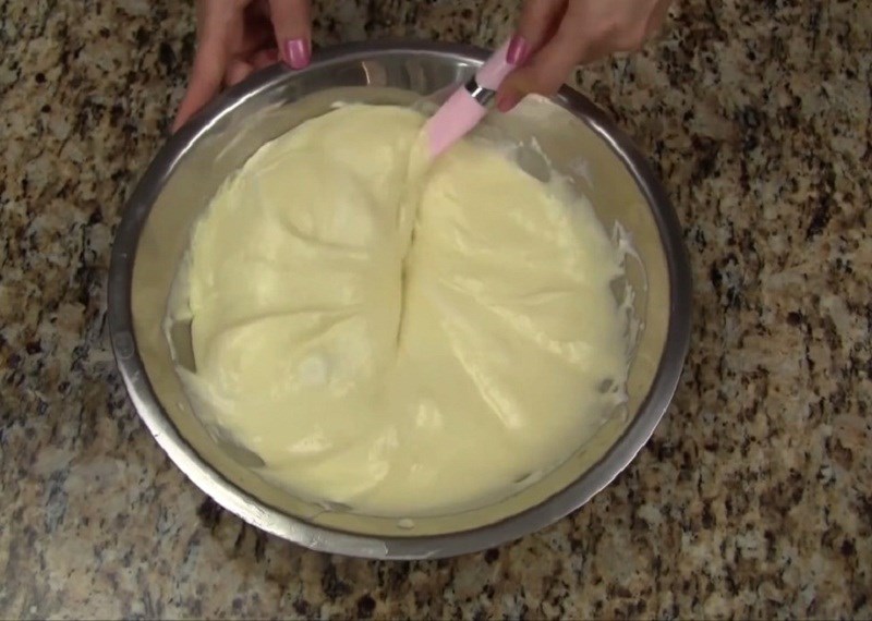 Đổ ngược hỗn hợp bột vào lòng trắng trứng và trộn với kỹ thuật fold cho đến khi các nguyên liệu hòa tan
