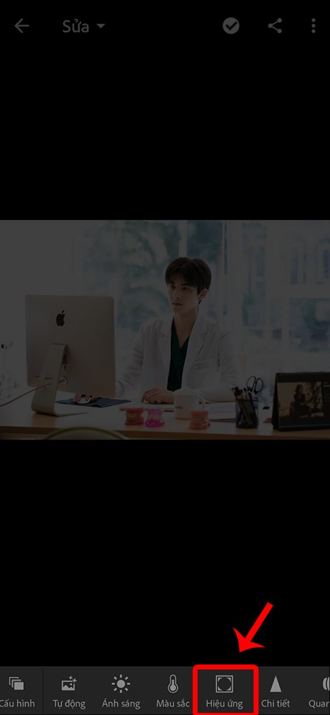 Chọn biểu tượng Hiệu ứng phía dưới cùng màn hình ứng dụng.