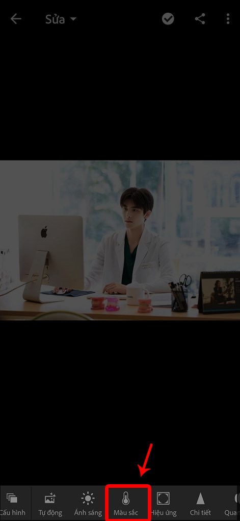 Chọn biểu tượng Màu sắc phía dưới cùng màn hình ứng dụng.