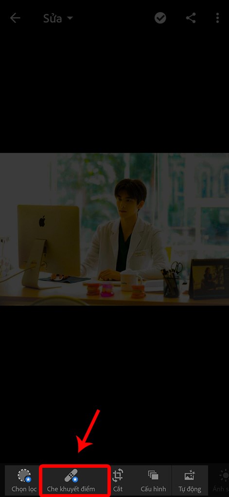 Bước 1: Chọn biểu tượng Che khuyết điểm phía dưới cùng màn hình ứng dụng.