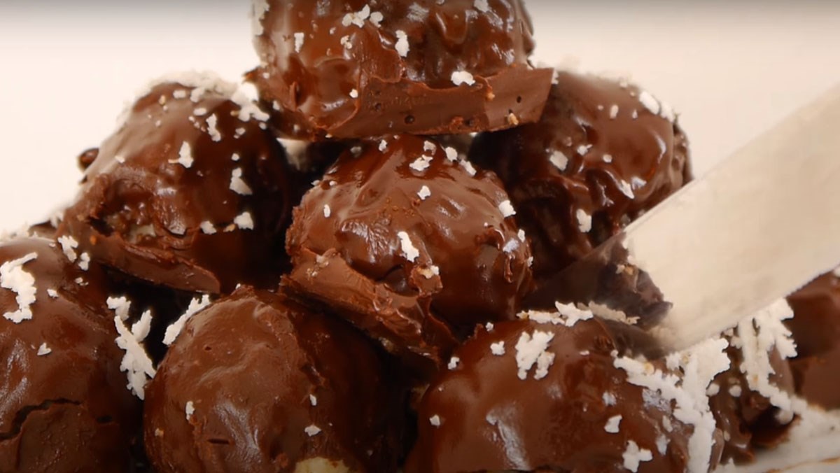 Cách làm chocolate nhân dừa cực dễ cho 500 chị em