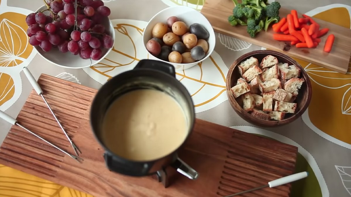 Cách nấu lẩu phô mai – Fondue chuẩn Thụy Sĩ béo ngậy đơn giản