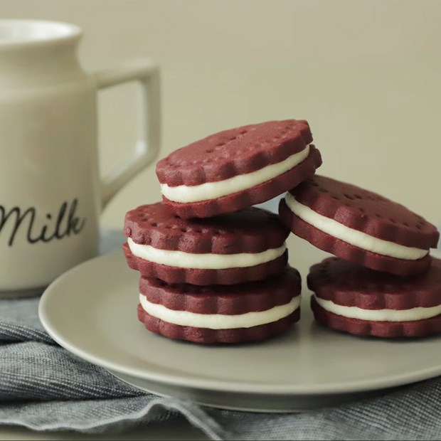 Cách làm bánh cookie Red Velvet Oreo nhân phô mai bơ cho Tết thêm may mắn