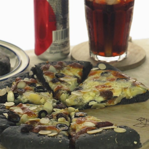 Cách làm pizza tinh than tre - Pizza Gorgonzola lạ mắt thơm ngon