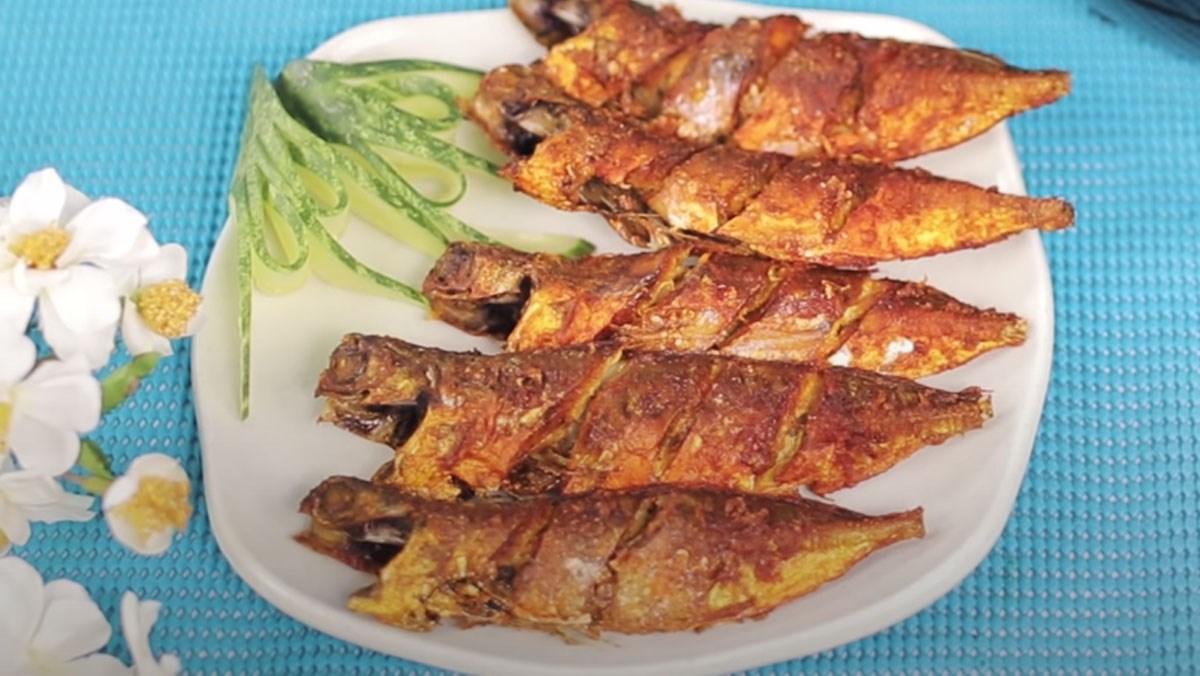 Cá nục chiên cà ri
