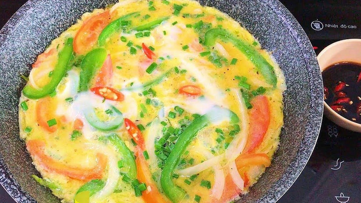 3 cách làm trứng chiên cà chua, kim chi và rau củ cực ngon đơn giản