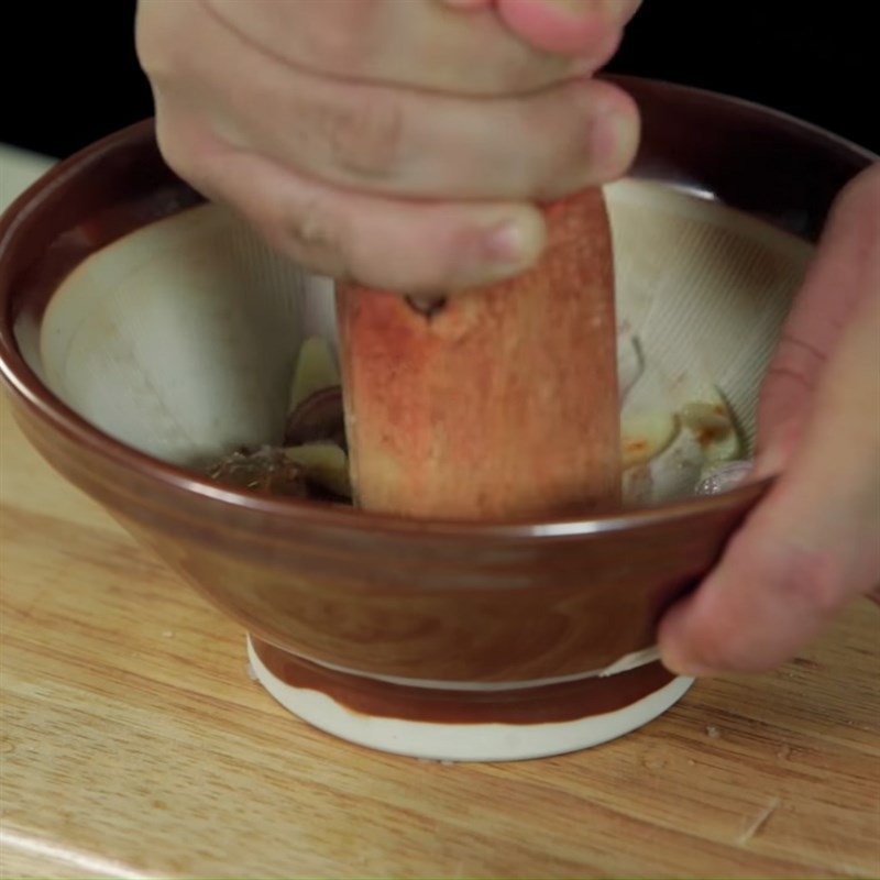 Bước 2 Ướp tôm Canh mít non nấu tôm lá lốt