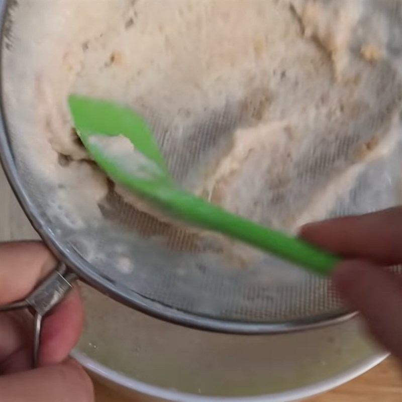 Bước 4 Trộn tôm vào bột Bánh phồng tôm