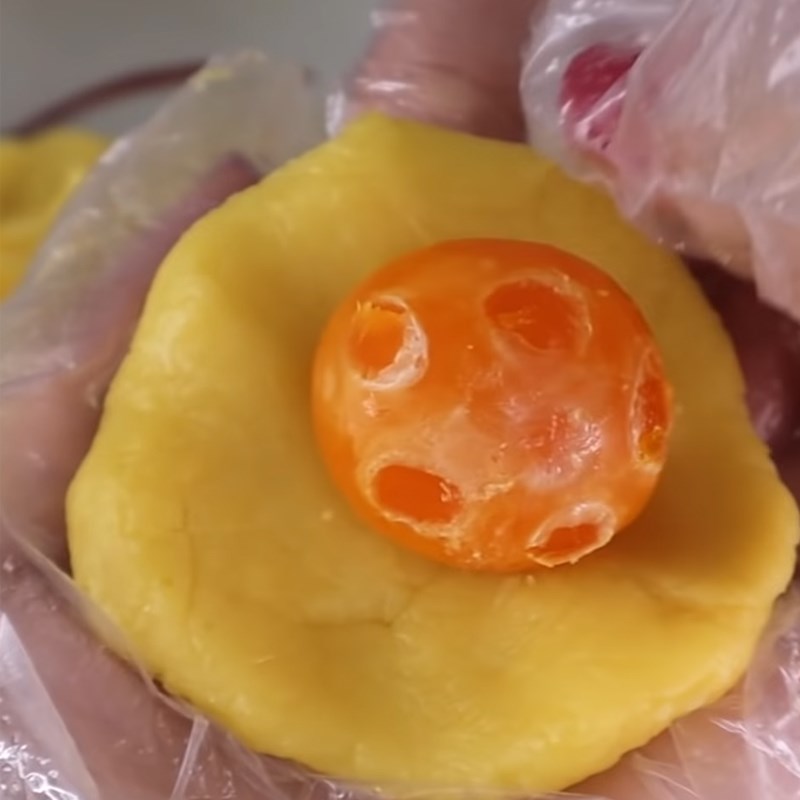 Bước 6 Bọc bánh Bánh trung thu đậu xanh trứng muối sầu riêng bằng nồi cơm điện