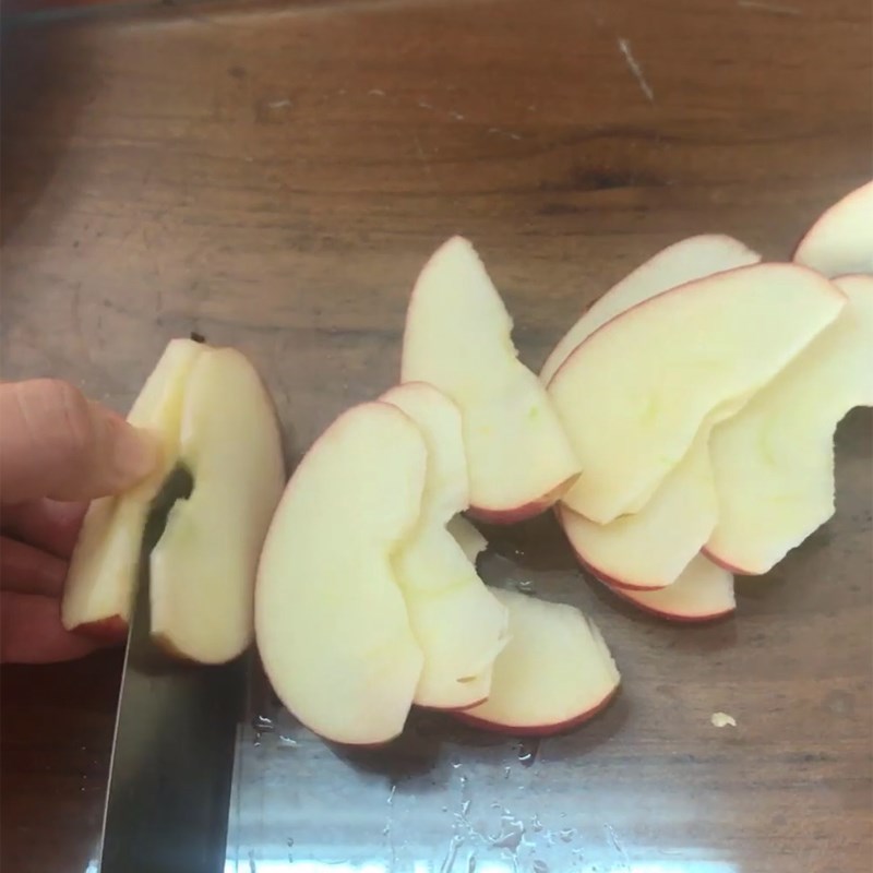Bước 2 Cắt và xếp táo vào khuôn Bánh táo úp ngược bằng nồi chiên không dầu
