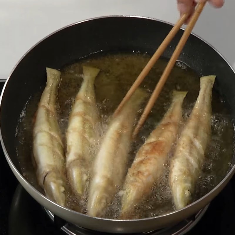 Bước 2 Chiên cá Cá đục chiên giòn