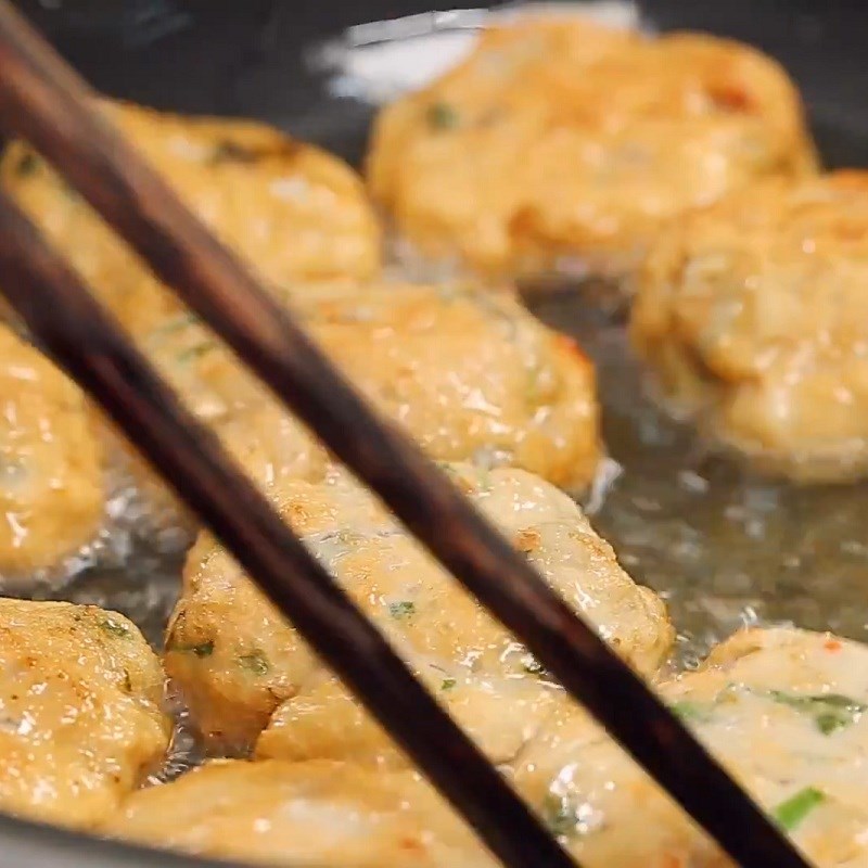 Bước 5 Chiên chả ngao Chả ngao (nghêu) chiên giòn