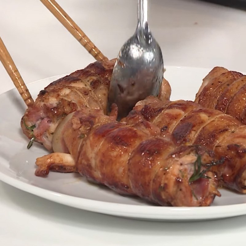 Bước 4 Chiên gà Gà cuộn bacon chiên lá hương thảo