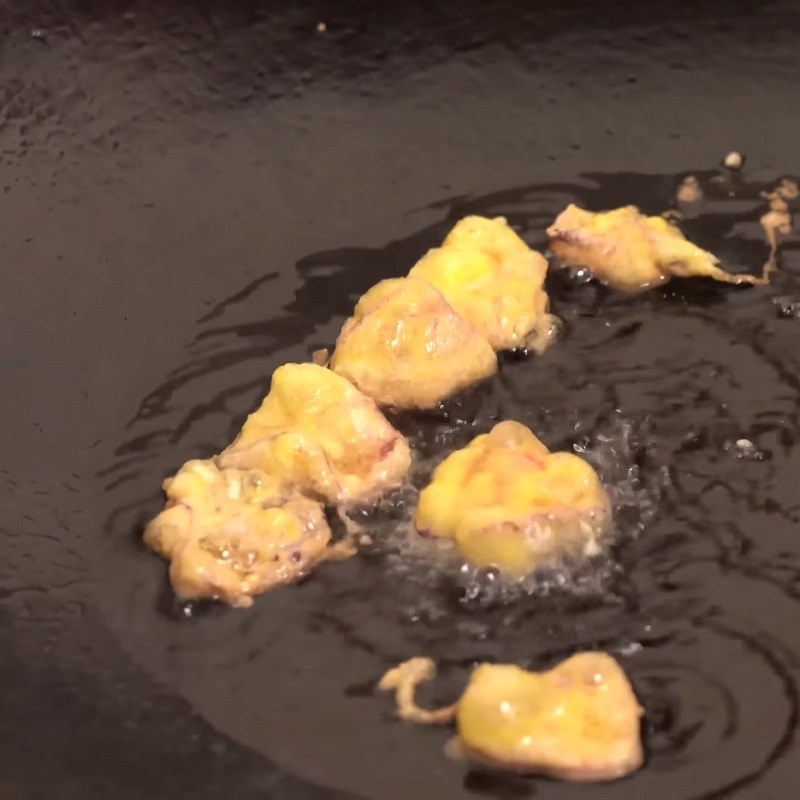 Bước 3 Chiên hoa hồng Hoa hồng chiên