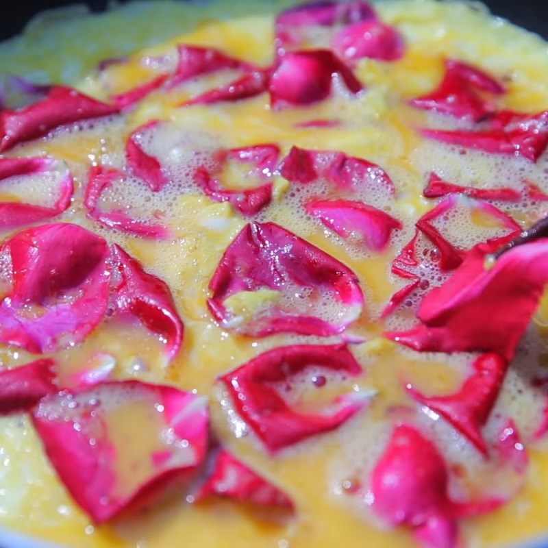 Bước 4 Chiên trứng hoa hồng Trứng chiên hoa hồng