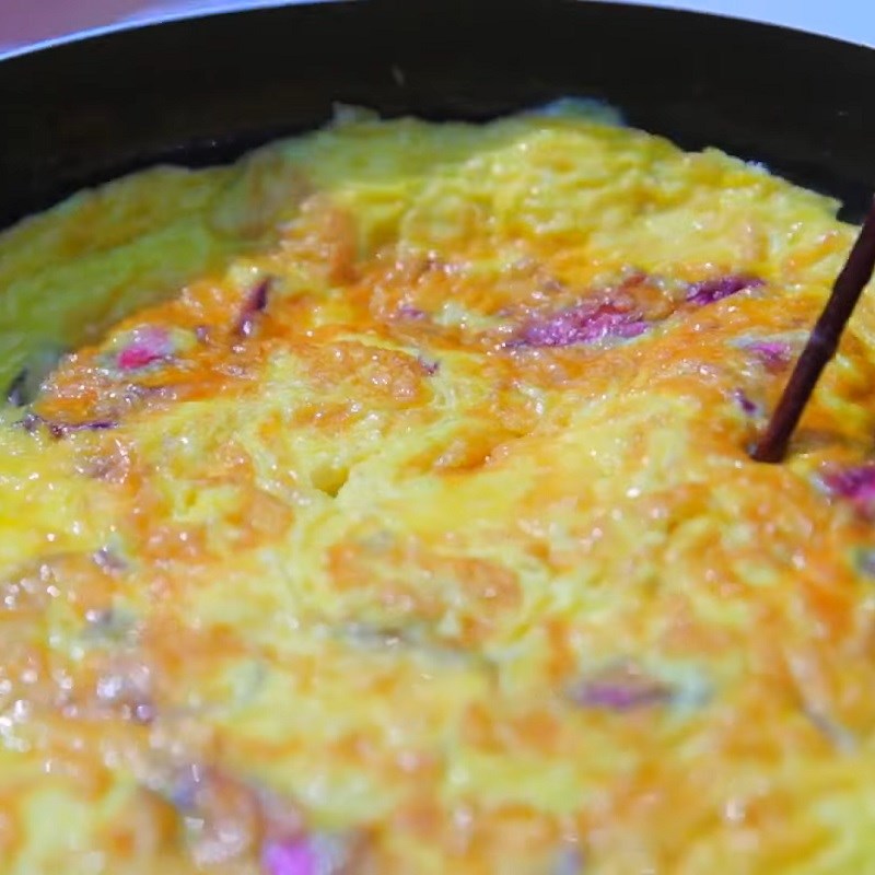 Bước 4 Chiên trứng hoa hồng Trứng chiên hoa hồng