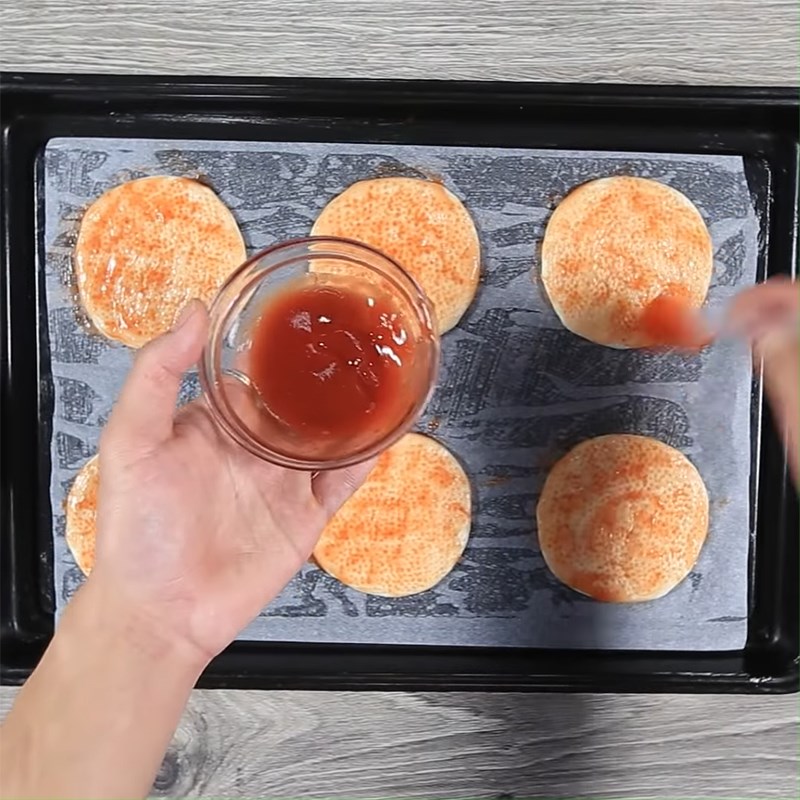 Bước 5 Cho nhân lên đế bánh và nướng bánh Pizza Hawaii mini