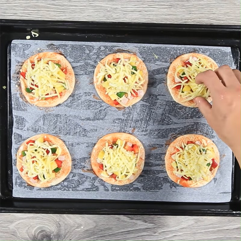 Bước 5 Cho nhân lên đế bánh và nướng bánh Pizza Hawaii mini