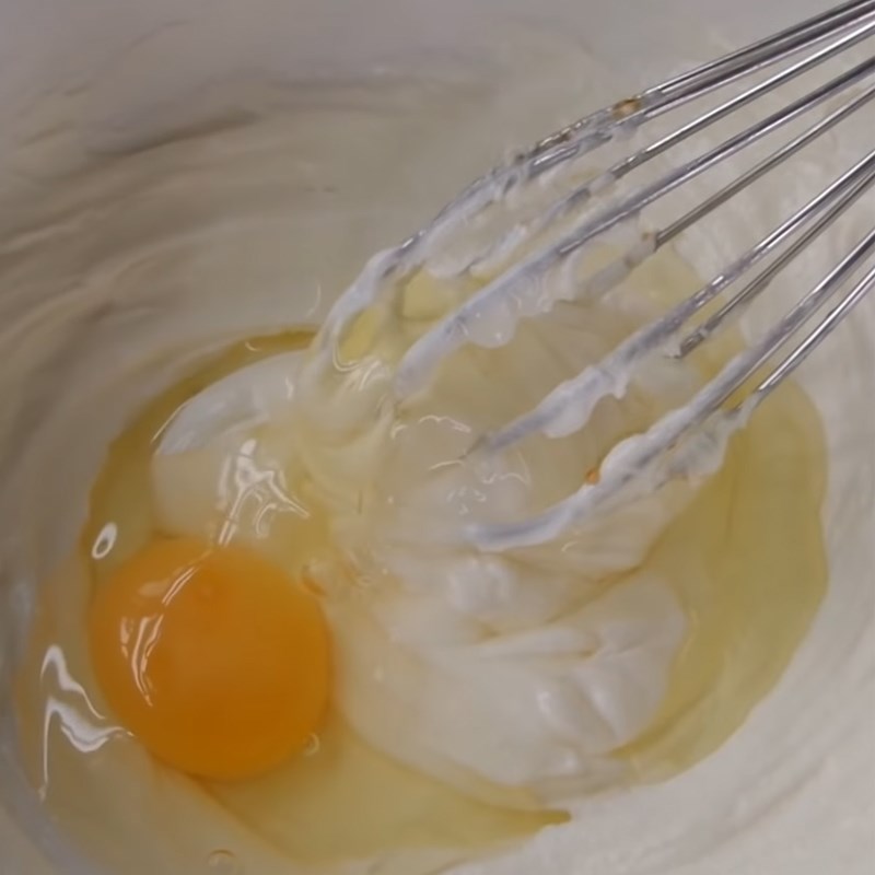 Bước 4 Đánh bông bơ đường Bánh quy cuộn mứt dứa