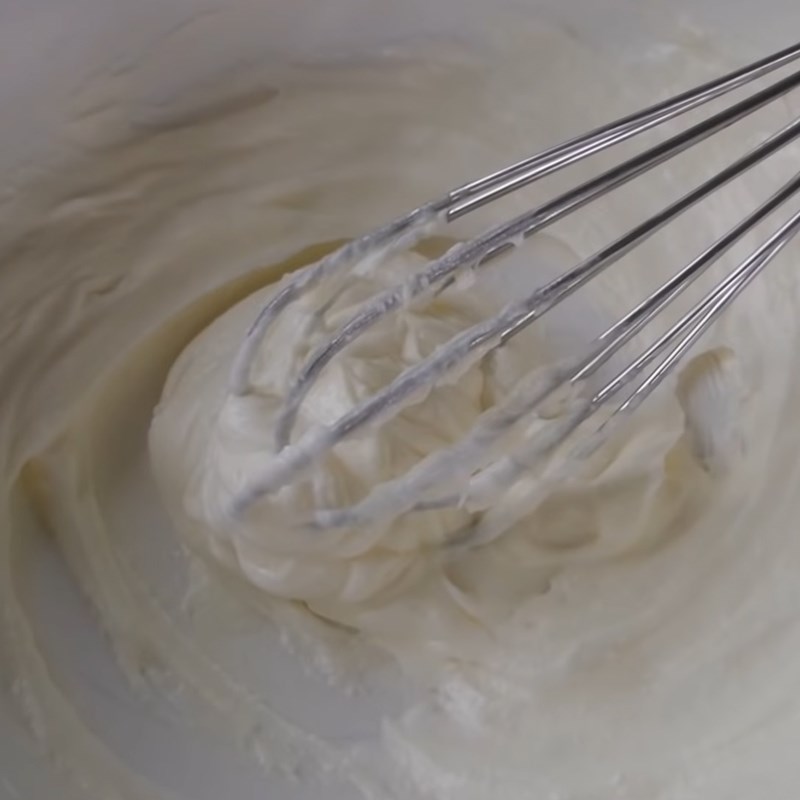 Bước 4 Đánh bông bơ đường Bánh quy cuộn mứt dứa