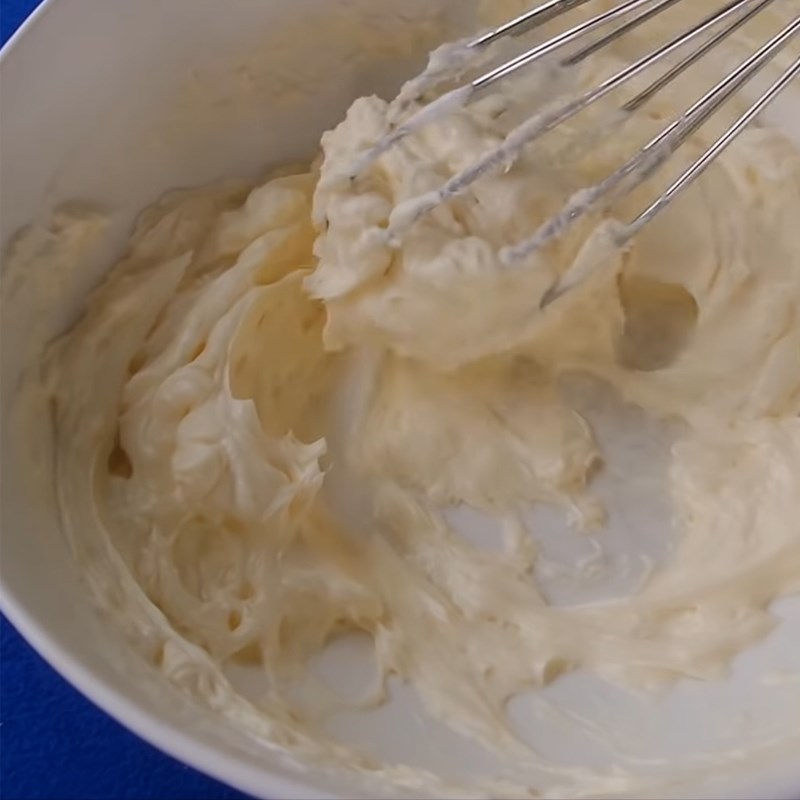 Bước 4 Đánh bông bơ đường Bánh quy cuộn mứt dứa