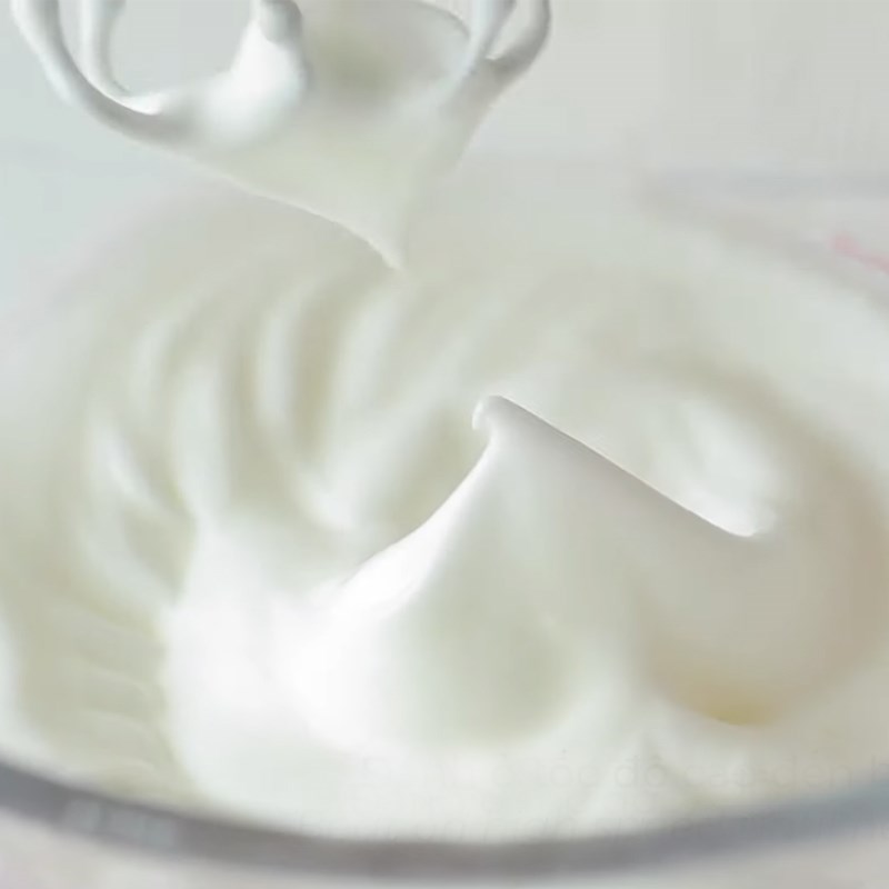 Bước 1 Đánh bông lòng trắng Bánh mì mây - bánh bông lan mây