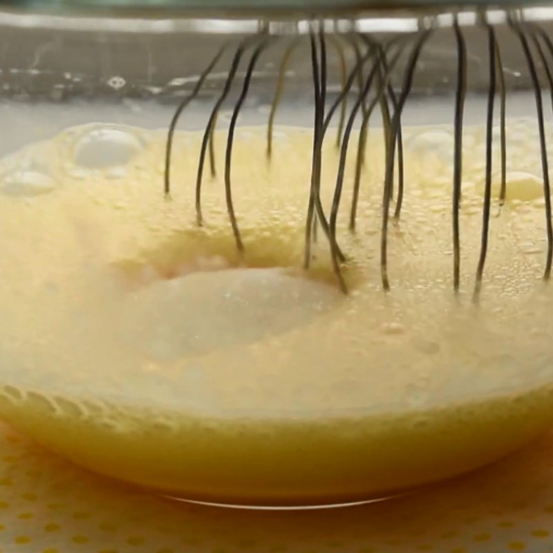 Bước 2 Đánh bông trứng Bánh bông lan trà đào