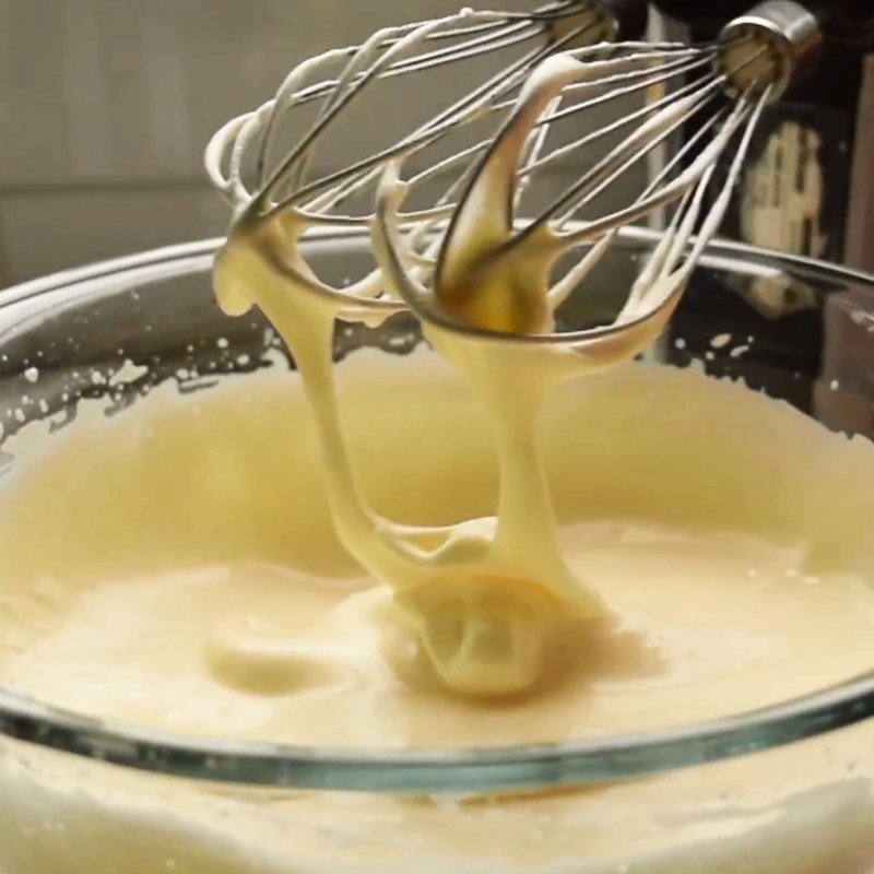 Bước 2 Đánh bông trứng Bánh bông lan trà đào