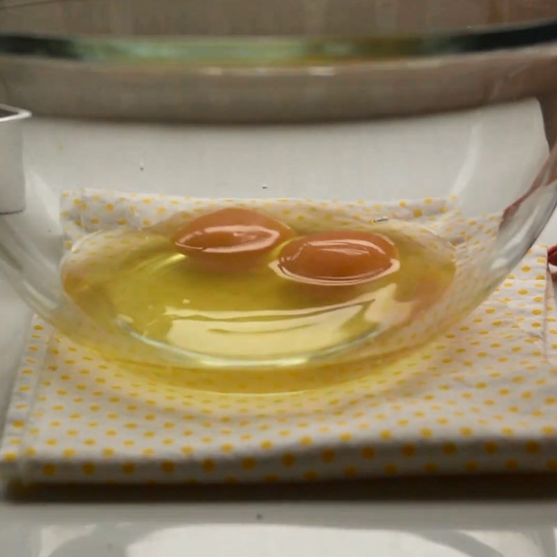 Bước 2 Đánh bông trứng Bánh bông lan trà đào