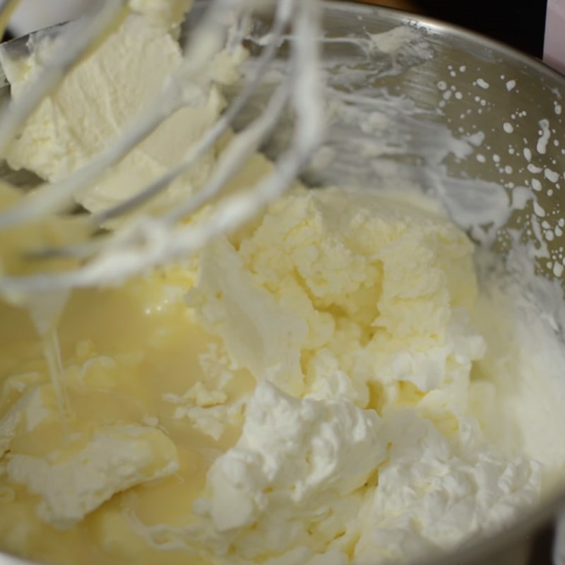 Bước 1 Đánh kem tươi và phô mai Kem phô mai việt quất
