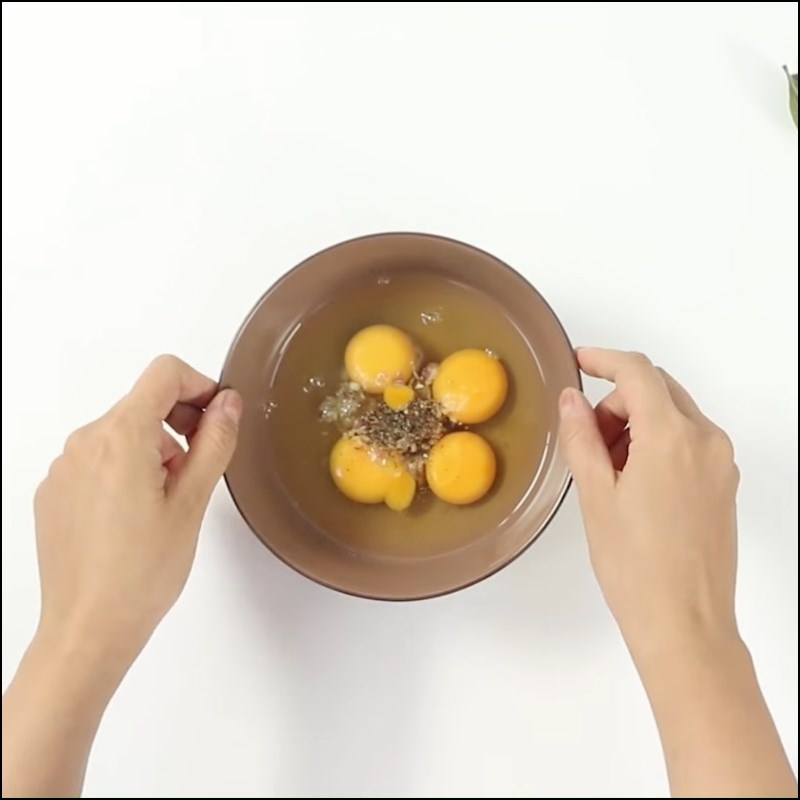 Bước 2 Đánh trứng Trứng chiên lá mơ